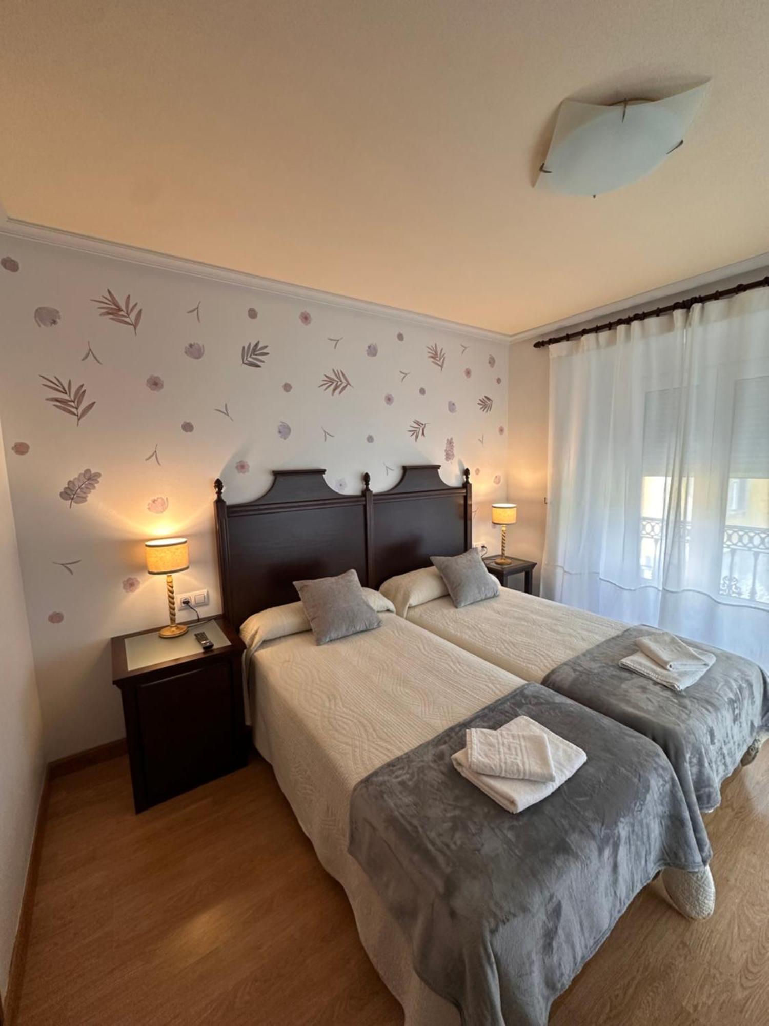 Hotel Y Apartamentos La Lonja Кангас-де-Оніс Екстер'єр фото